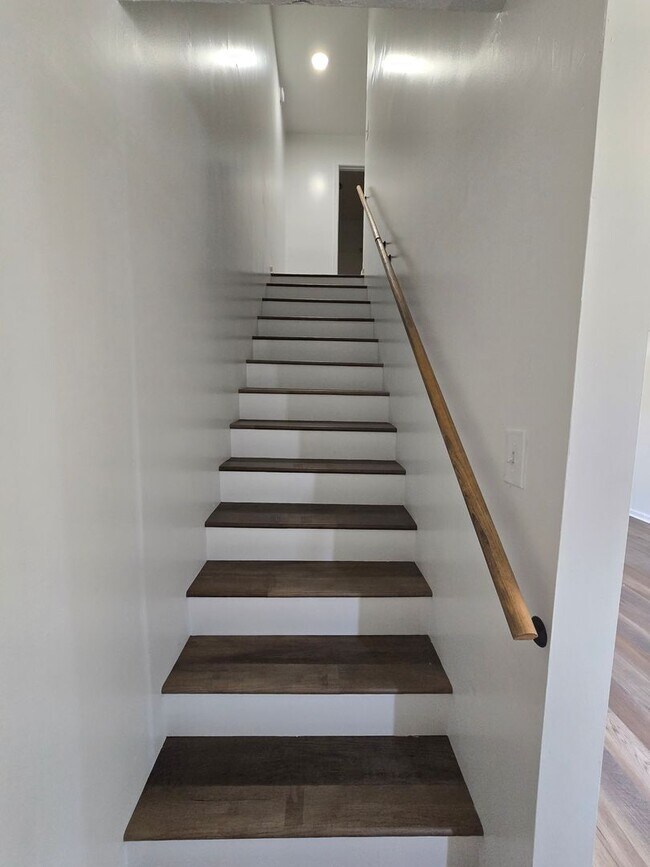 Building Photo - Newly Remodeled 2 Bed/1.5 Bath Apartment i...