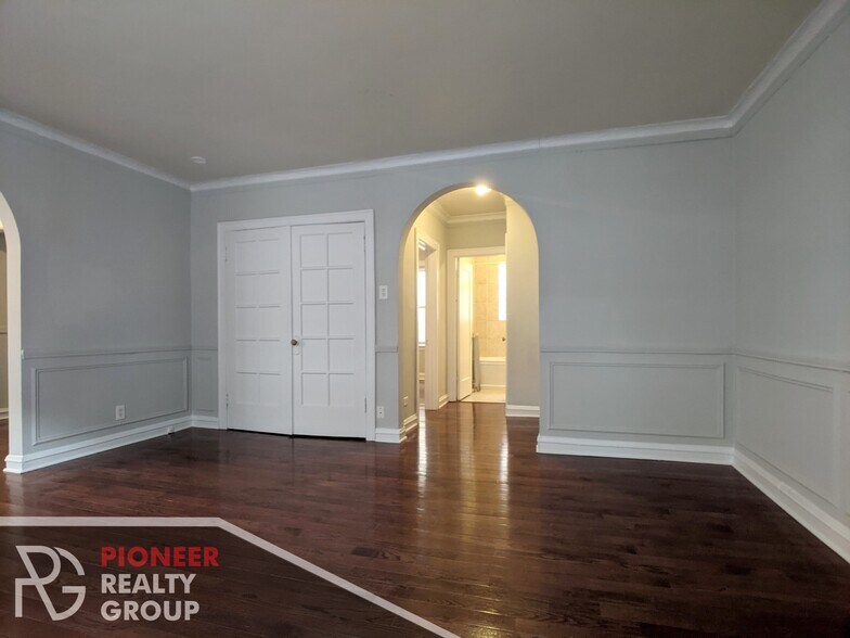 Building Photo - 542 W Surf St