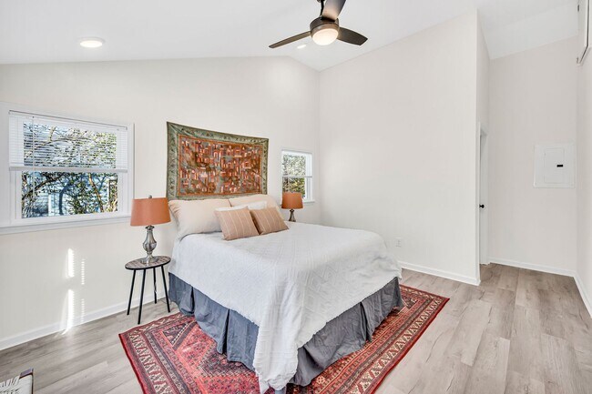 Building Photo - 3 Bed 2 Bath House w/Fenced Yard in East N...