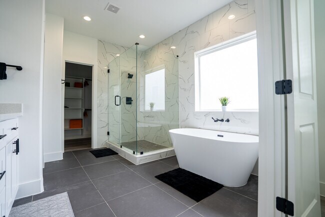 Building Photo - 3818 Lynnfield St