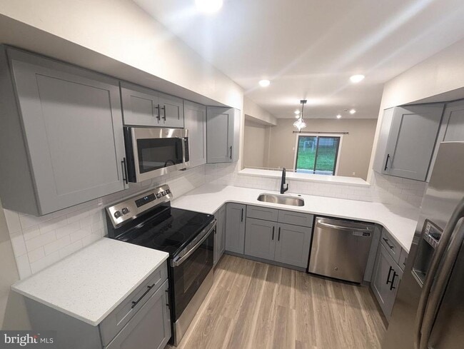 Building Photo - 988 Beechwood Pl