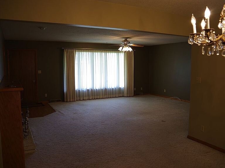 Building Photo - 1013 Maple Dr