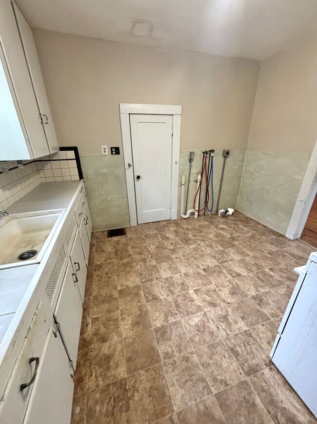 Building Photo - 1109 W Washtenaw St