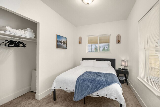 Building Photo - For Rent – 1 Bed / 1 Bath Apartment in Lak...