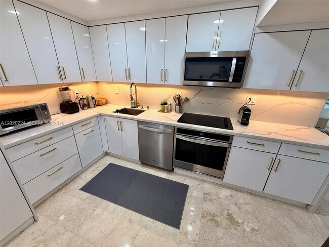 Building Photo - 1420 Brickell Bay Dr