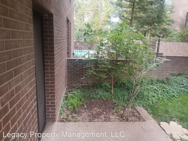 Building Photo - 480 S Marion Pkwy