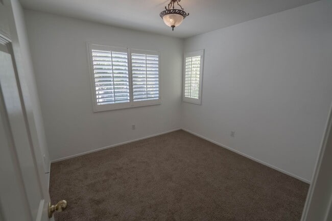 Building Photo - Beautiful 3-Bedroom Corner-Lot Condo in the Palisades of Stevenson Ranch!