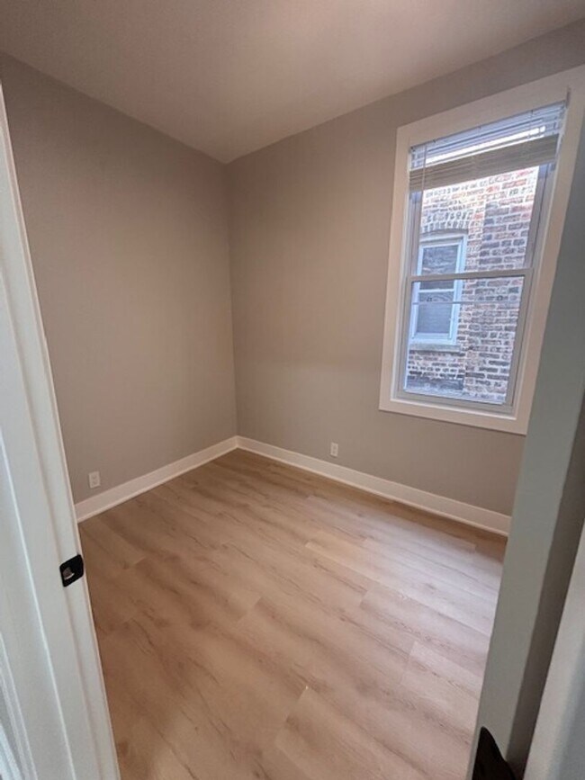 Building Photo - Beautifully remodeled modern 3 bedroom 2 bath unit