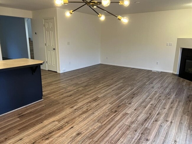 Building Photo - Enormous Tri-Level Townhome 2/2 w/Bonus Room Available Feb. 6th