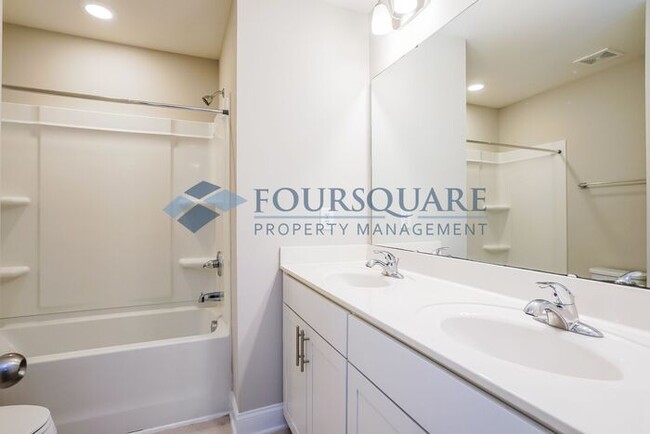 Building Photo - Townhome | Back Patio with Privacy Fence |...