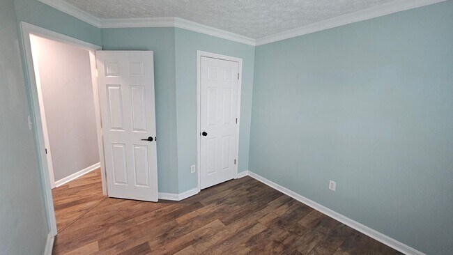 Building Photo - 20140 Daniels Cir