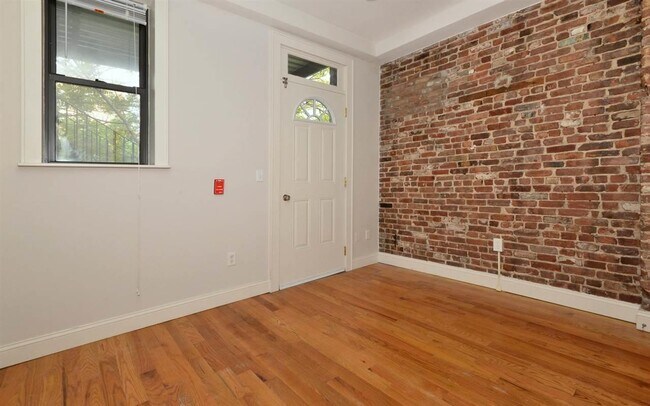 Building Photo - 314 Monroe St