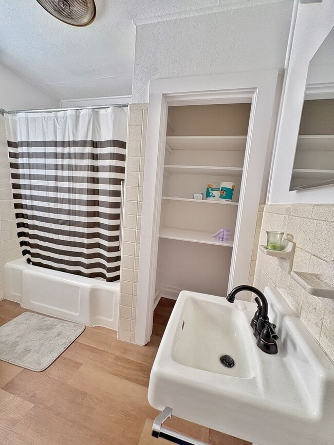 Building Photo - Two bedroom in the heart of town!