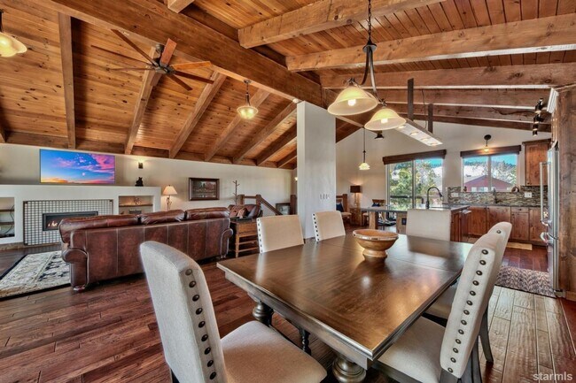 Building Photo - Beautiful pet friendly home with amazing views and private boat dock avail. Now! W/ lots of extra...