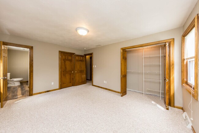 Building Photo - 229 Topaz Ln