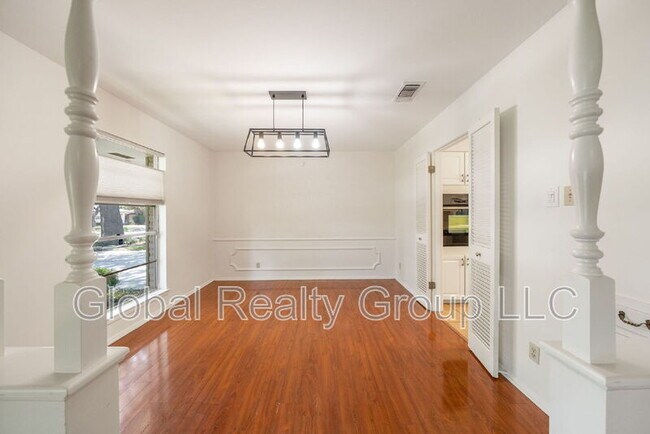 Building Photo - 425 Crestwood Dr