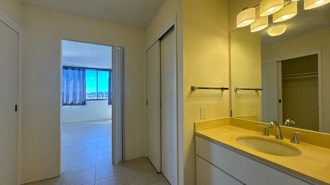 Building Photo - Convenient Downtown  1 Bed 1 Bath 1 Parking in the Kukui Plaza