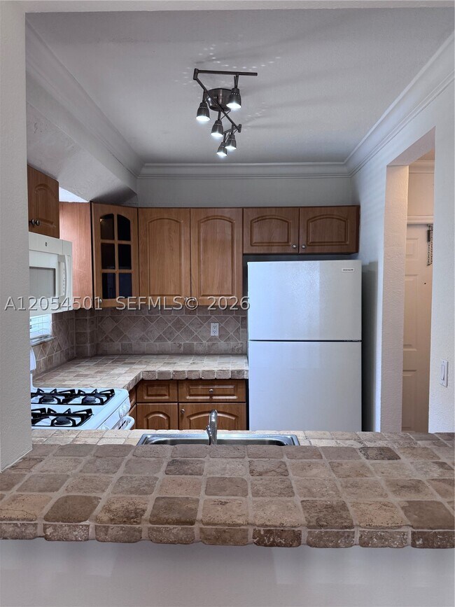 Building Photo - 6705 N Kendall Dr