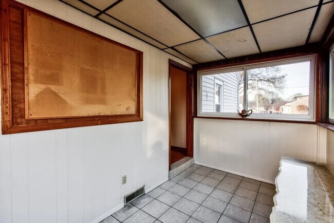 Building Photo - 2 Bedroom Full of Character