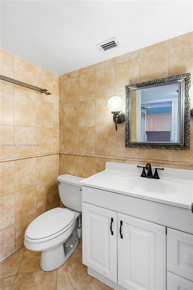 Building Photo - 2025 NE 164th St