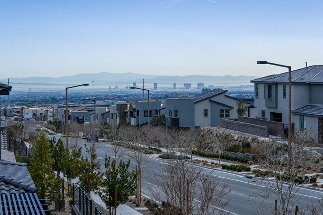 Building Photo - Beautiful 3 bed Townhome in Summerlin