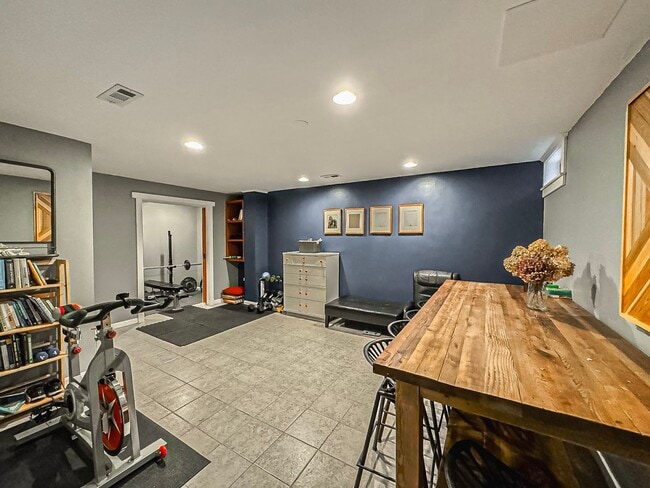Building Photo - Light-filled and Spacious 3 Bed 2 Bath Tow...