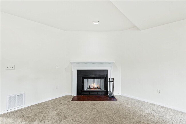 Building Photo - Charming 3-Level Townhome