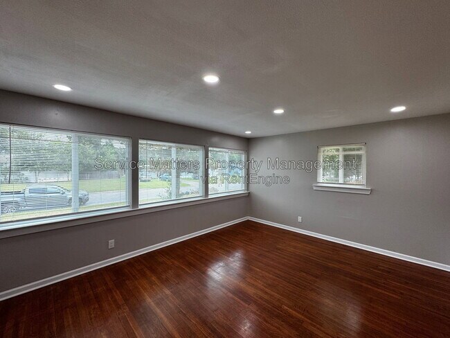 Building Photo - 707 Woodmere Dr