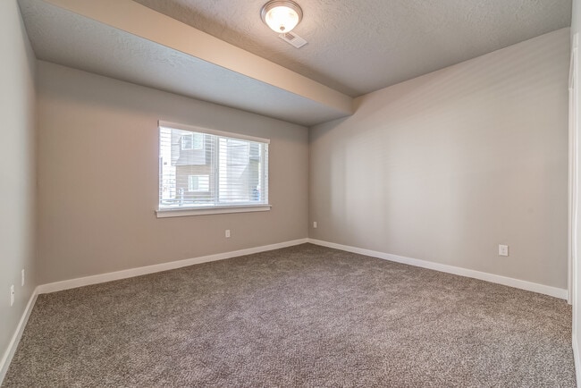 Building Photo - 614 E 230 N