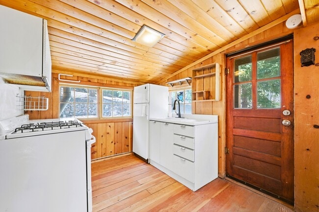 Building Photo - 2299 S Beaver Creek Rd