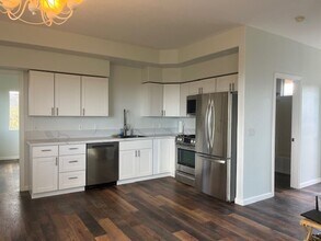 Building Photo - Pet friendly 3 bedroom / 2 bath home with ...