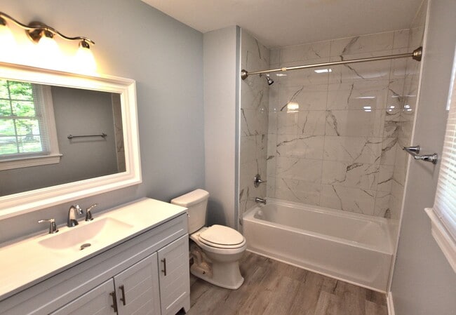 Building Photo - 1640 Bridgedale Dr