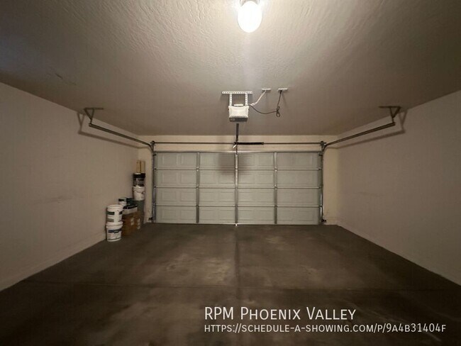 Building Photo - 13921 W Port Royale Ln