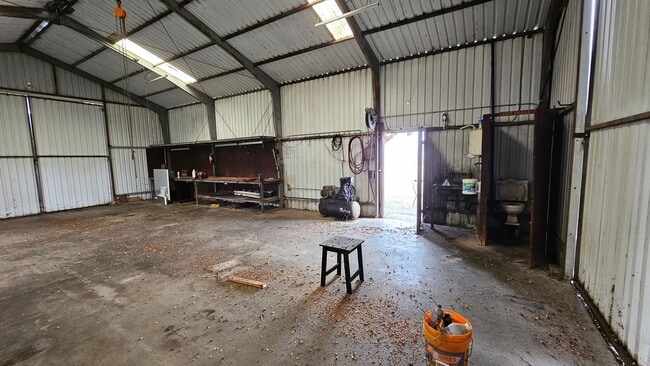 Building Photo - 827 N Armstrong Ave