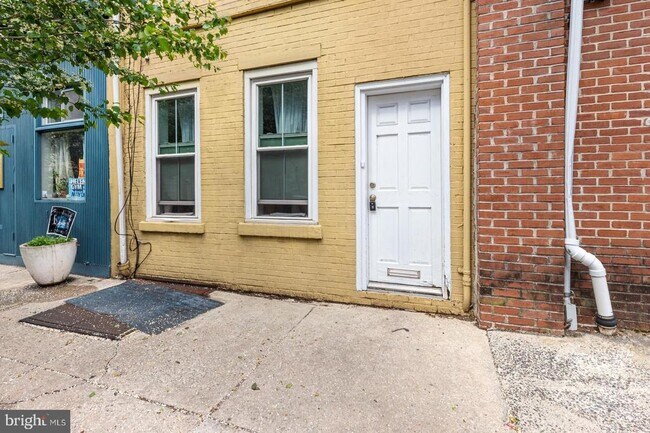 Building Photo - 802 S 4th St