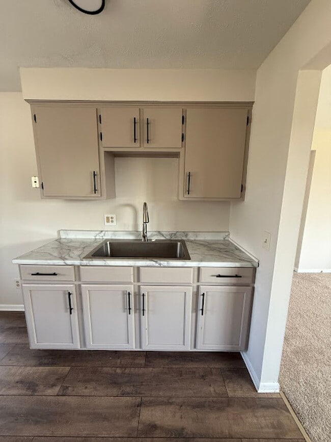 Building Photo - 2 Bedroom, 1 Bathroom Ready for Rent!