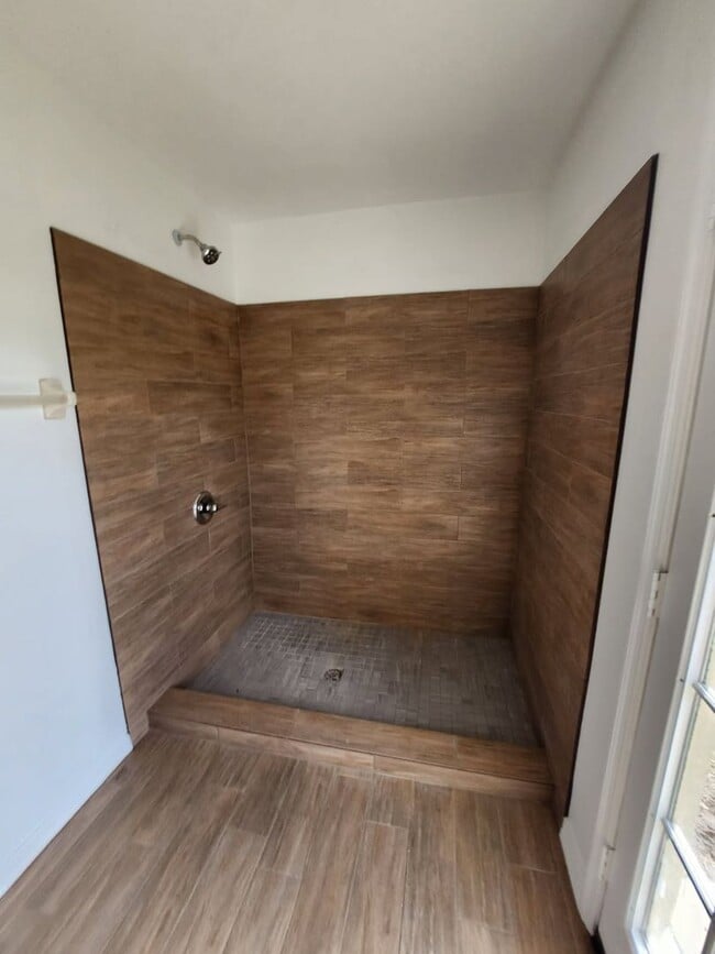 Building Photo - UPDATEED 3 BEDROOM 2 CAR GARAGE HOME WITH LARGE BACK YARD!