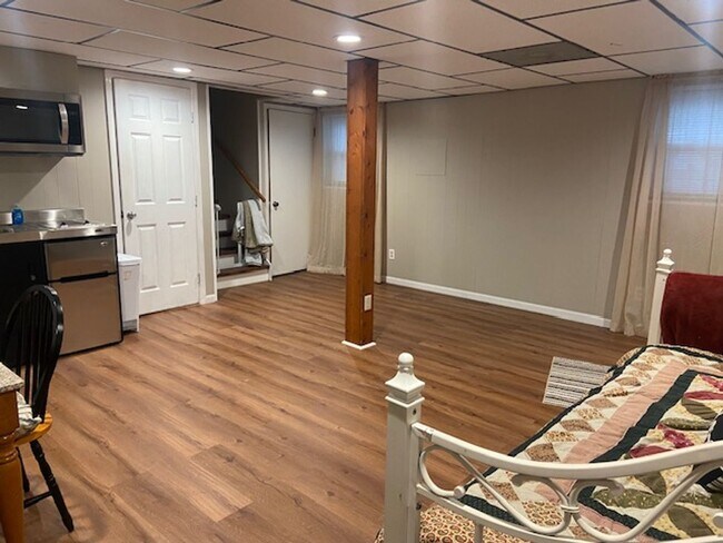 Building Photo - West Knoxville 37909 - Fully furnished Roo...