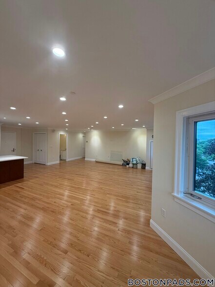 Building Photo - 1443 Beacon St