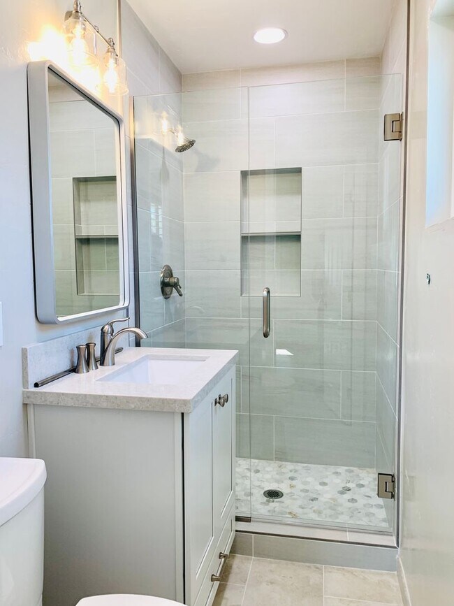 Building Photo - STUNNING 5BD/3BA RESIDENCE IN SERRA MESA! ...