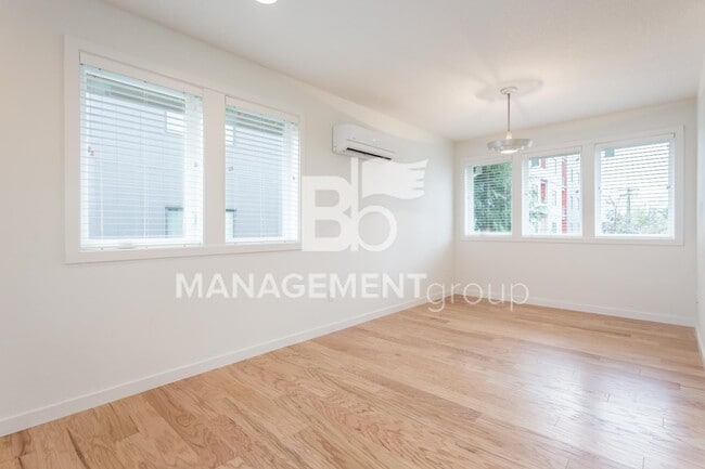 Building Photo - Light & Bright Newer Duplex Close-in NE Portland!