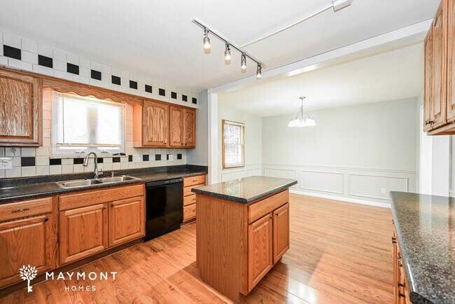 Building Photo - Bright 4-Bed Retreat