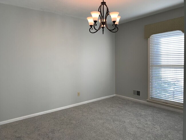 Building Photo - Spacious Three Bedroom/Three Bath Ranch in...