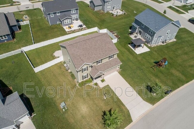 Building Photo - W242N5663 Simona Dr
