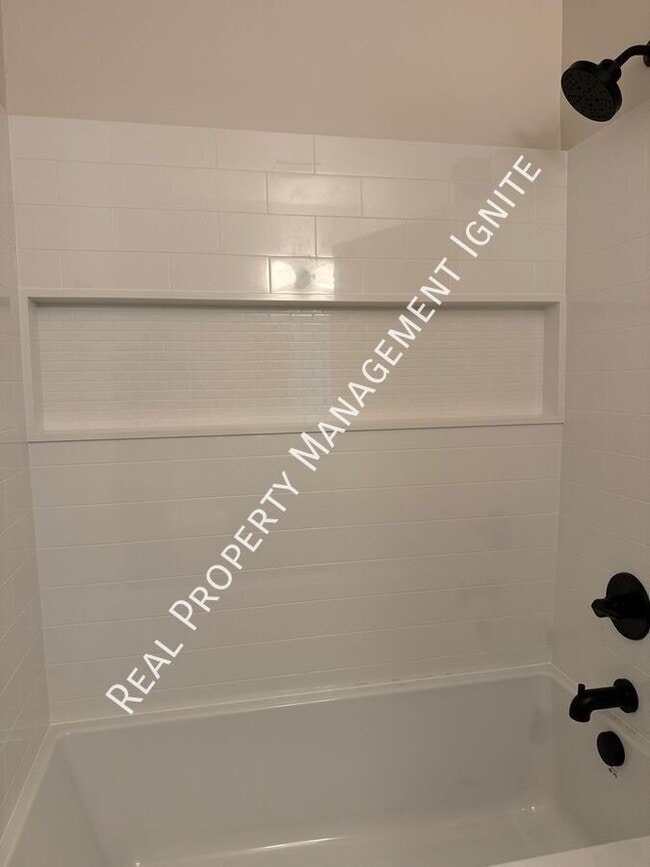 Building Photo - 1972 NE Sams Loop