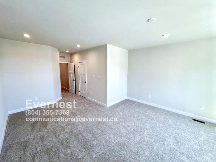 Building Photo - 12112 Calgary Lp