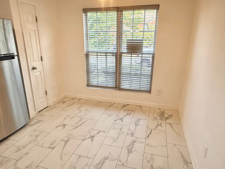 Building Photo - 2418 Piering Dr