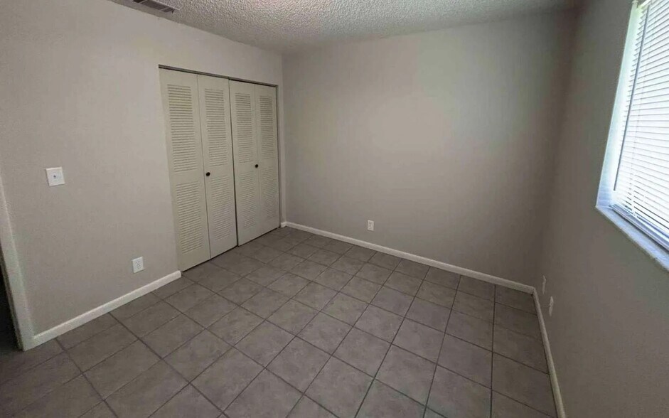 Building Photo - 3875 NW Huntsboro St