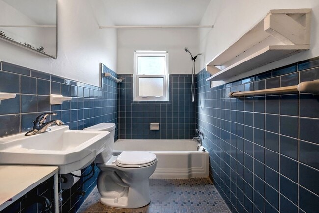 Building Photo - Convenient & Comfortable 1/1 – Updated and...