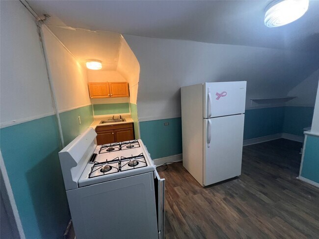 Building Photo - 155 Willow St